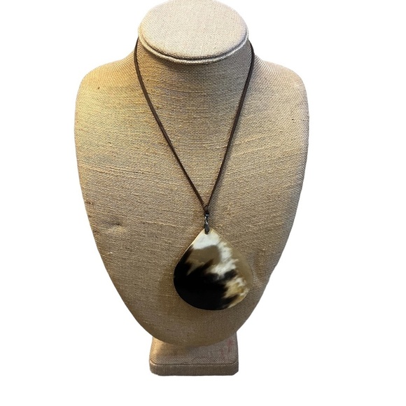 HANDMADE & ECO- FRIENDLY HORN PROTECTIVE CHAIN AND PENDANT - Picture 2 of 8